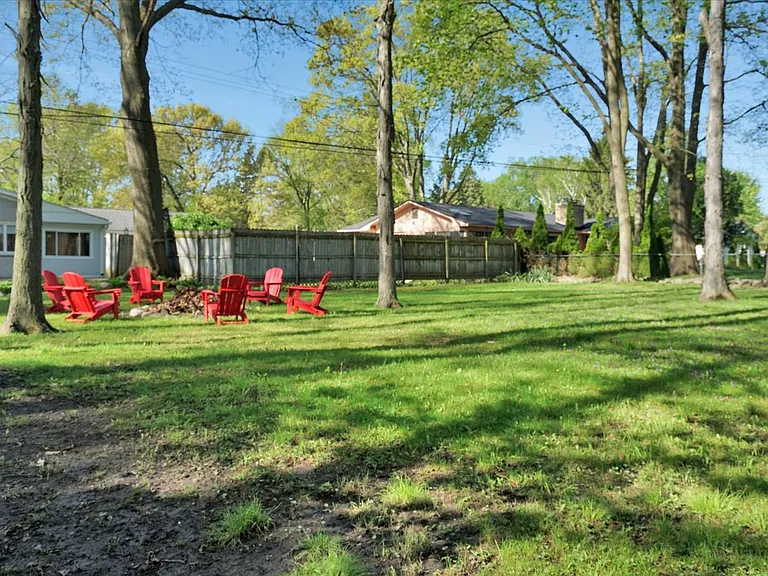 457 E Hurst Dr — Photo 27