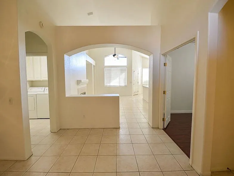 3 bed, 2.0 bath, 1841 sqft, $2,295 — Photo 4