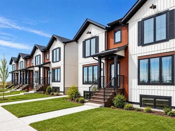 36 E Station Dr, Sylvan Lake, AB T4S 0S5