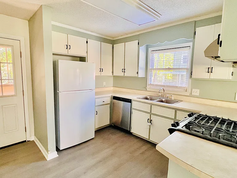 102 Pinewood Dr — Photo 8