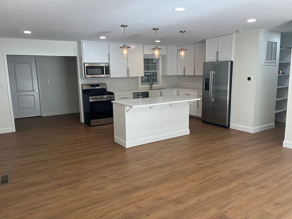 Large size and open space kitchen with Iceland and plenty of shelf space, custom cabinets and smart appliances