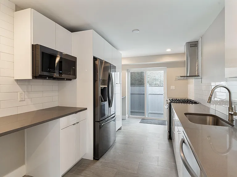 2552 S Sartain St — Photo 7