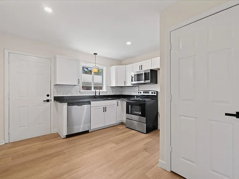 1801 Morehead Ave — Photo 7