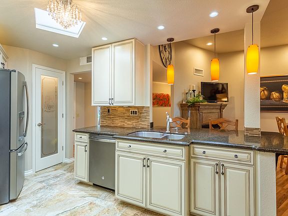 3rd image of 10154 W Hutton Dr
