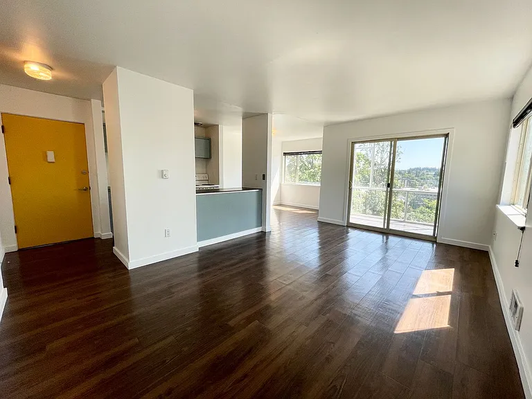 Bayview Apartments — Photo 99