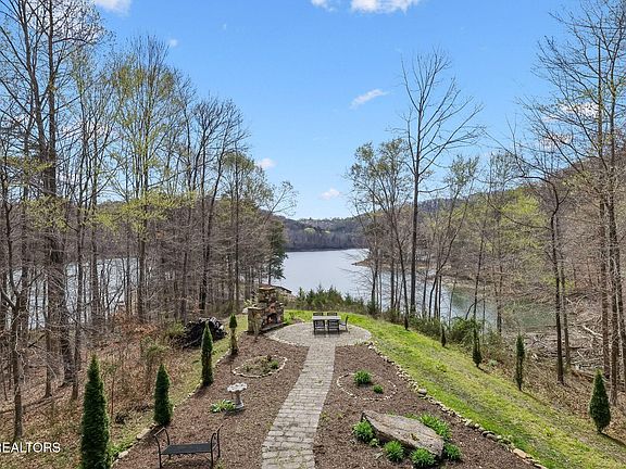 4th image of 514 Bluff View Rd