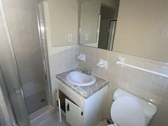 3rd image of 1262 Cloverdale Dr