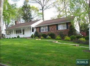 222 Lincoln St, Franklin Lakes, NJ 07417
