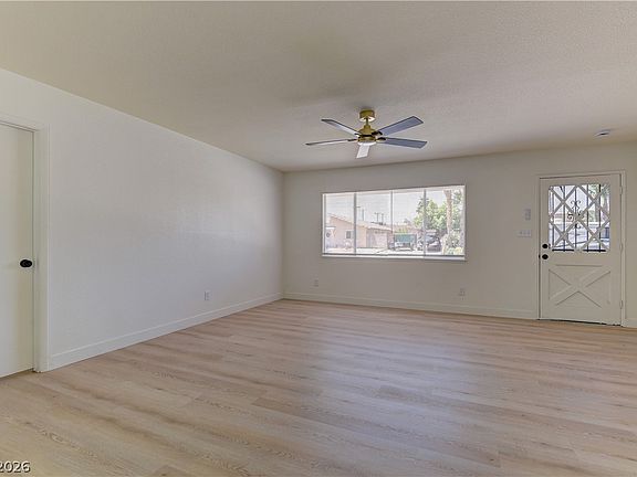 5th image of 3056 Greenbriar Dr