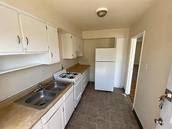 3rd image of 73 N Hampton Rd APT B
