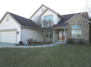 3646 Rivers Crossing Dr, Waukesha, WI 53189