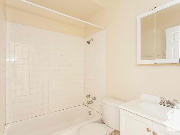 5th image of 639 W Oakdale Ave APT 2A