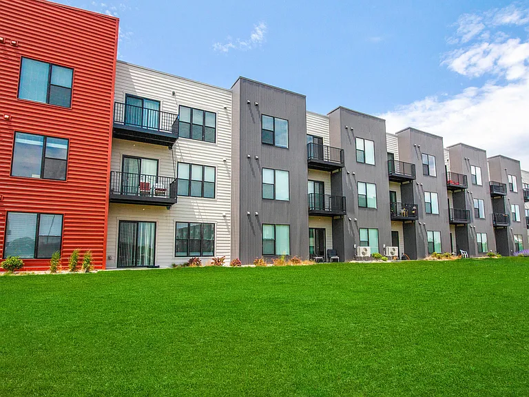 Courtyard at cobblestone Park — Photo 24