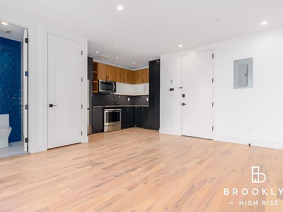 4th image of 986 Rogers Ave #7A