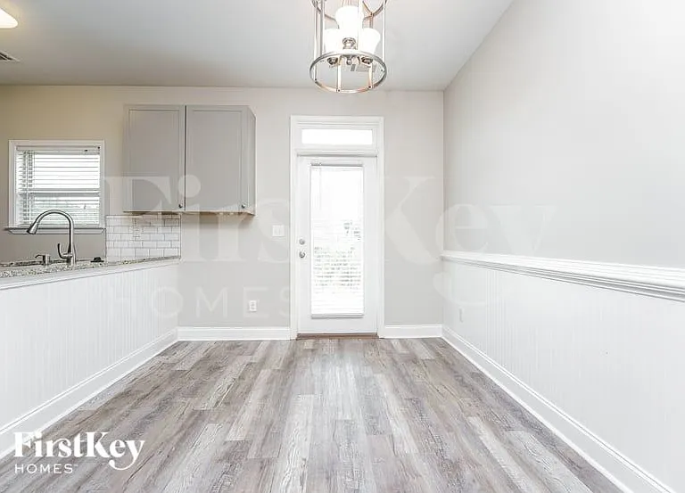 1035 Sutherland Dr — Photo 4