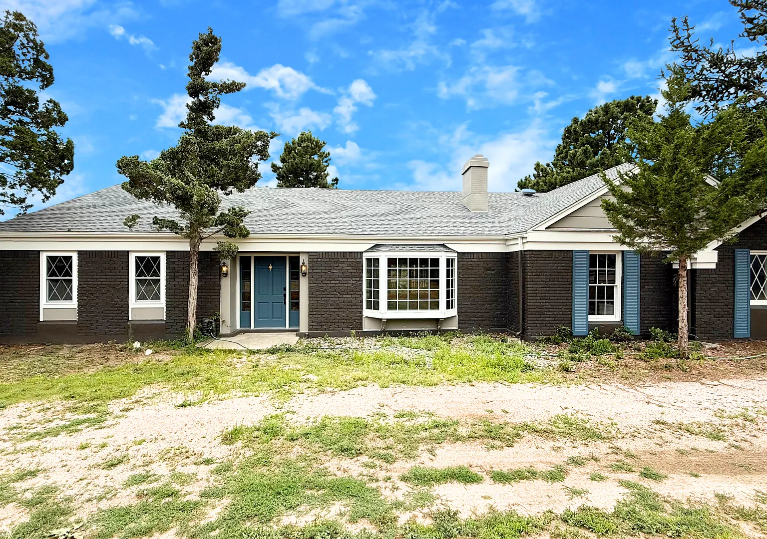 Stylish 3-Bedroom Remodel with Two Fireplaces and Mountain Views — Photo 4