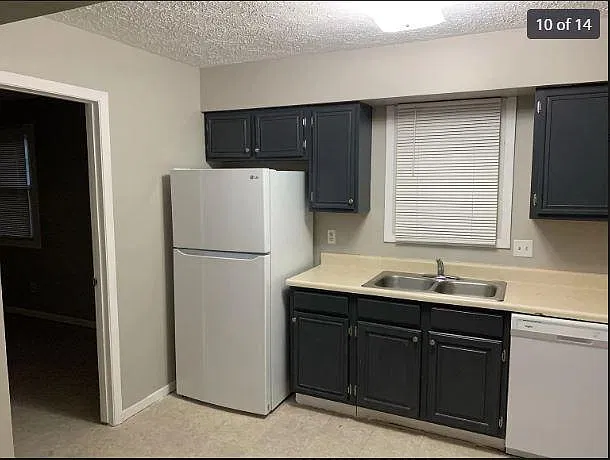 3320 N Lincoln Ave — Photo 2
