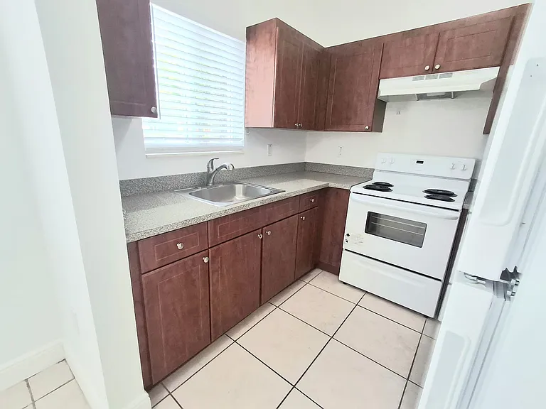 2421 W 78th St #104 — Photo 1