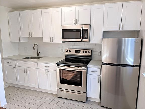 2nd image of 211 Cornwall St #7