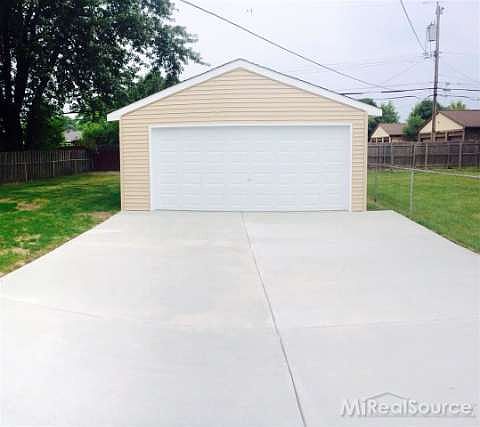 3rd image of 23741 Glenbrook St