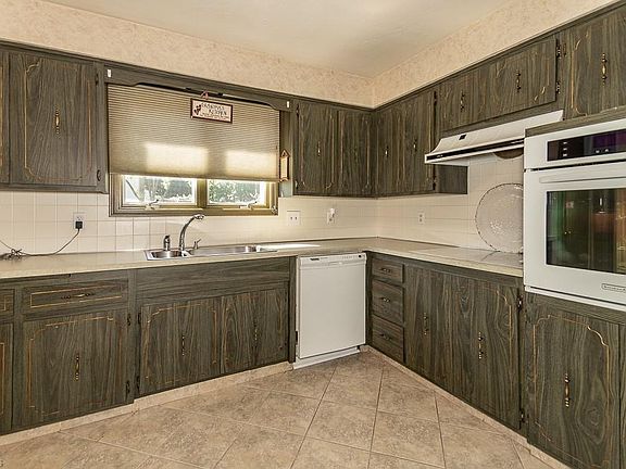 4th image of 322 Royal Oak Blvd