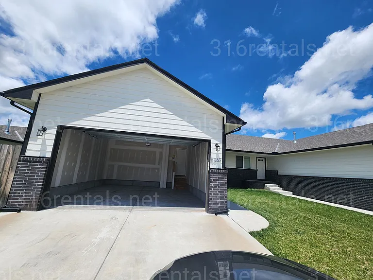 5267 N Toben Ct — Photo 1