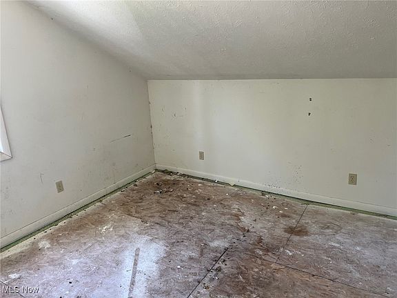 5th image of 27182 Oriole Ave