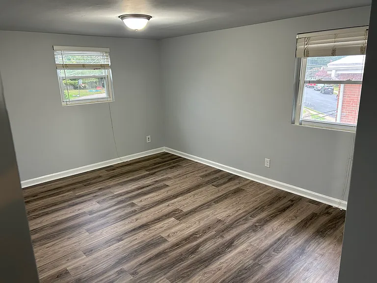 143 W Maryland Ave — Photo 4