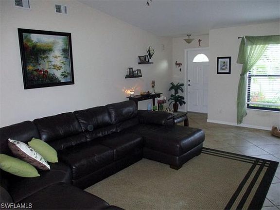 3rd image of 427 SW 34th Ter