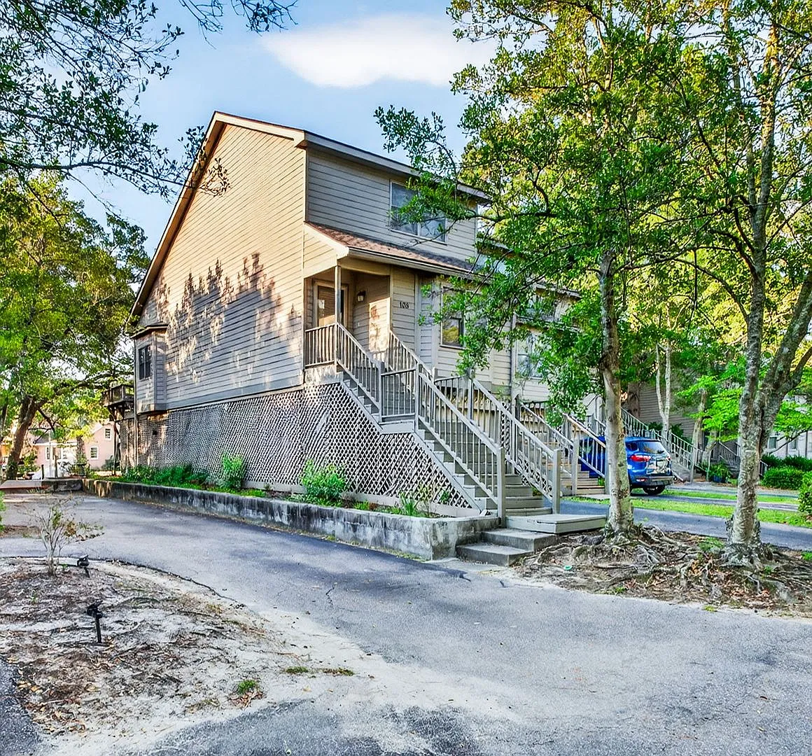 Comfortable Living Minutes from Downtown Charleston — Photo 4