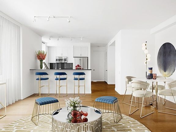 3rd image of 320 W 38th St APT 1805