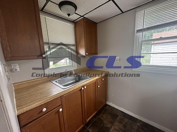 4th image of 916 Kussner St #916