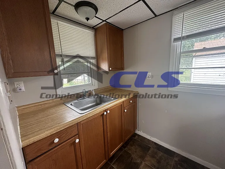916 Kussner St #916 — Photo 4