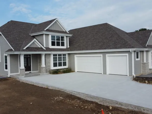 W298N3425 South Imperial DRIVE, Pewaukee, WI 53072