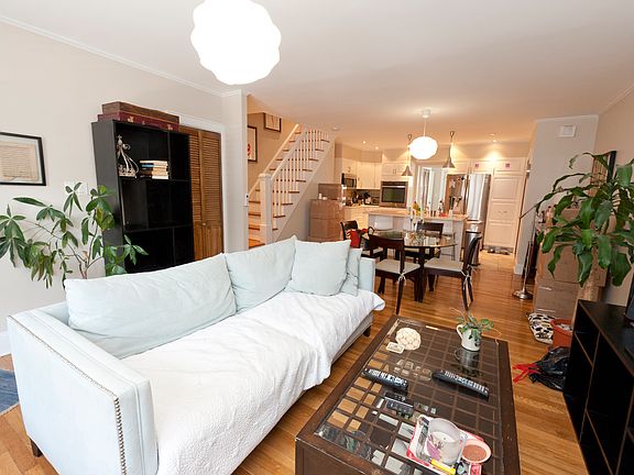 4th image of 2045 32nd St