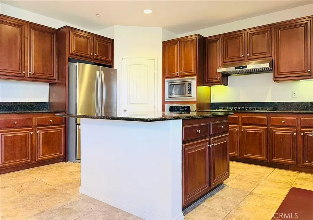 4 bed, 3808 sqft, $4,500 — Photo 3