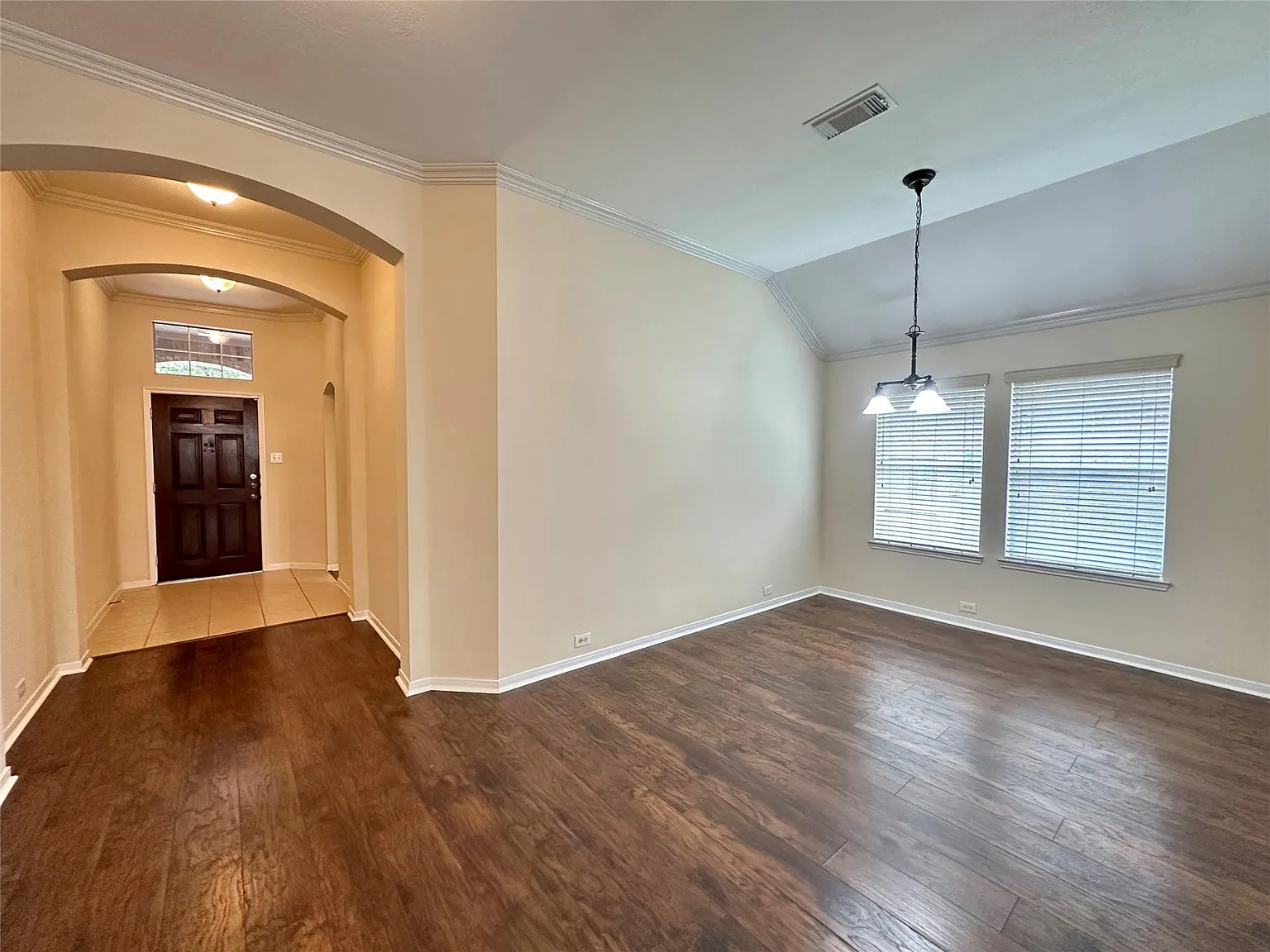 3 bed, 2.0 bath, 1700 sqft, $2,200 — Photo 2