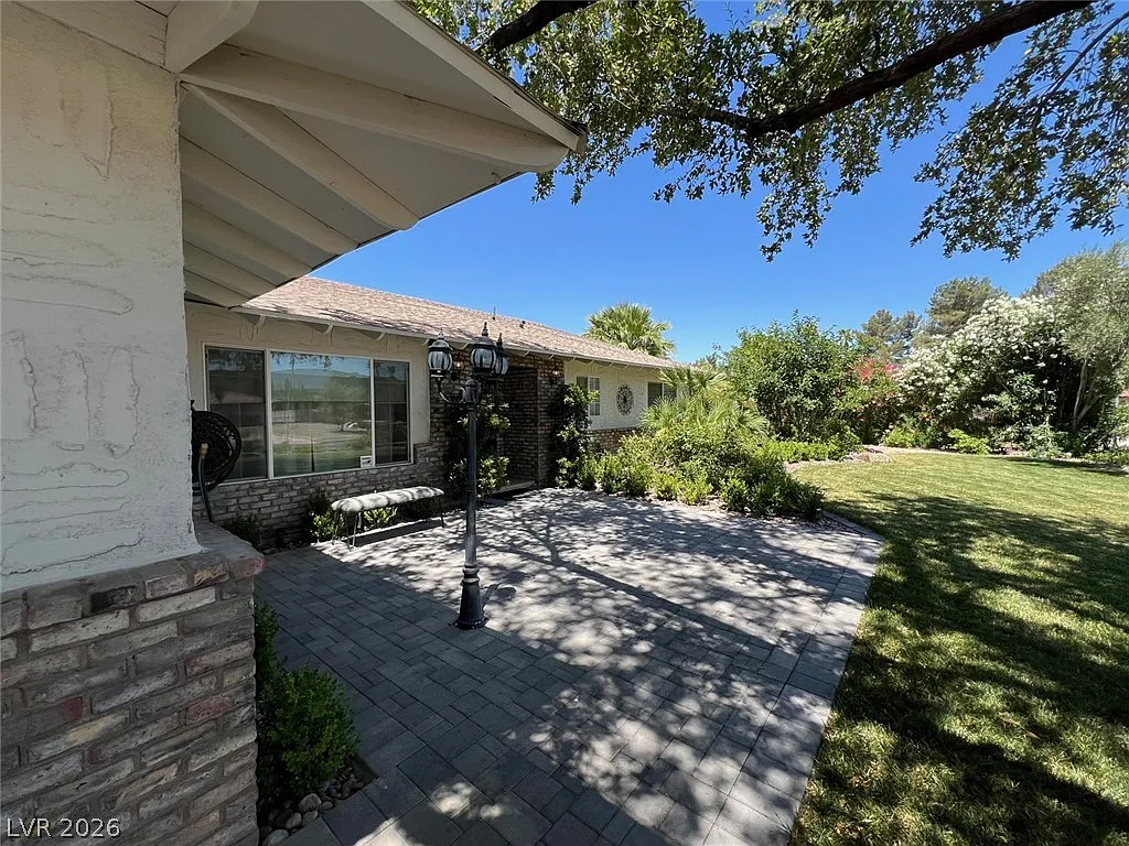 3 bed, 2.0 bath, 2424 sqft, $5,395 — Photo 2