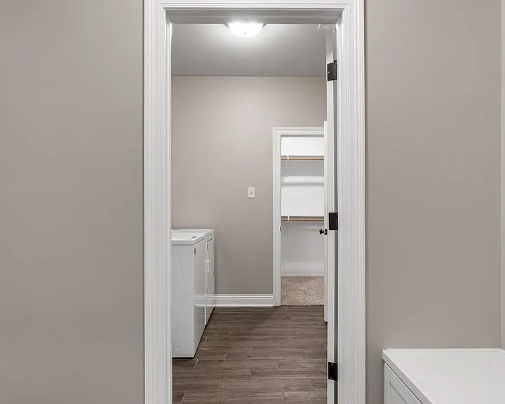 211 Hyperion St — Photo 3