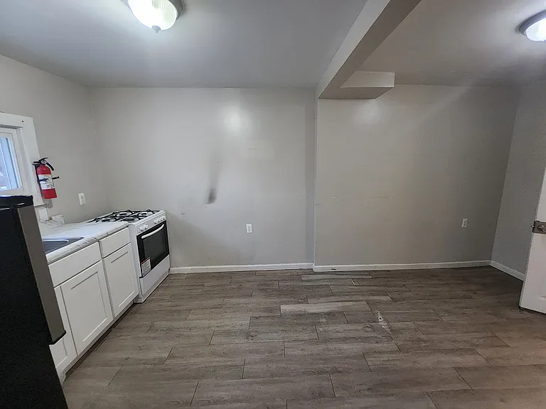 9 Spring St #4 — Photo 3