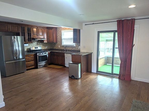 3rd image of 523 S Burno Dr