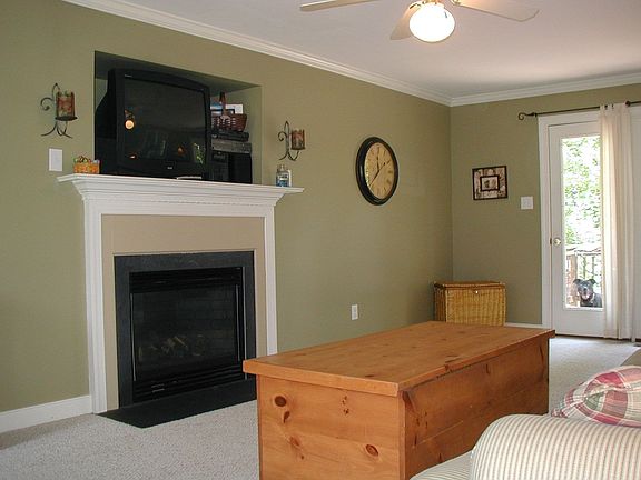 Bright, Open Great Room w/ gas fireplace