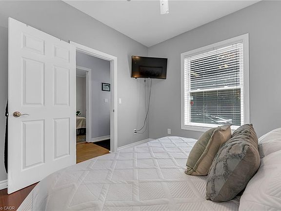 5th image of 110 Oak St