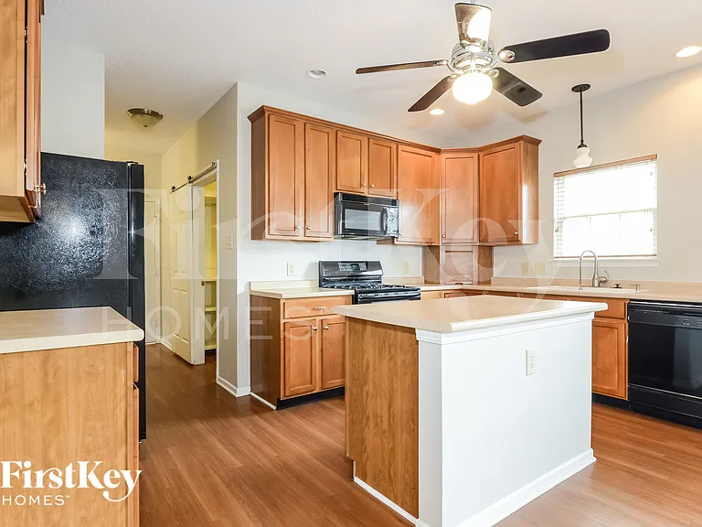 10735 Cyrus Dr — Photo 7