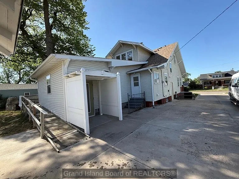 1615 W 7th St — Photo 2