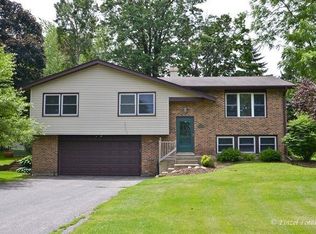 4913 Redbird Ln, Crystal Lake, IL 60012