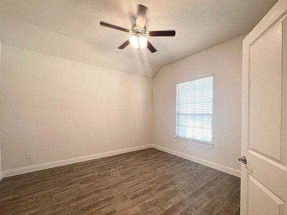 4th image of 2924 Log Cabin Dr