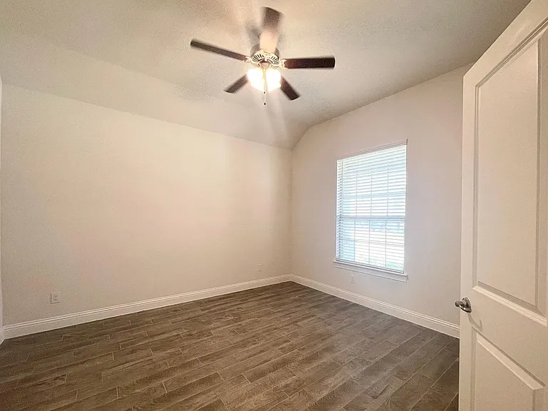 2924 Log Cabin Dr — Photo 4