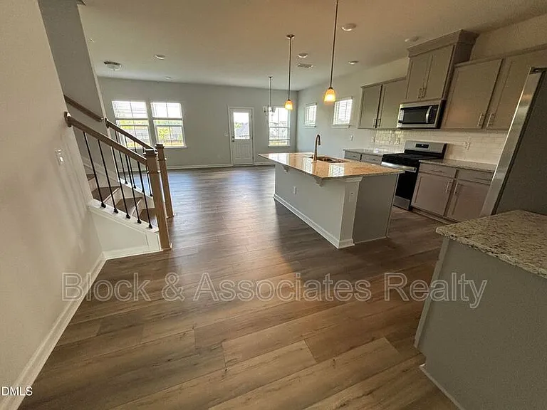 3230 Pelican Ln — Photo 2