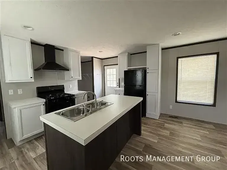 700 E 6th St #8 — Photo 11